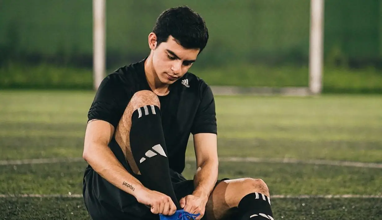 Selain sibuk akting, Cio juga sering bemain futsal bersama teman-temannya. Ia cukup sering mengunggah foto dirinya tengah berada di lapangan hijau. (Liputan6.com/IG/@ciomanassero)