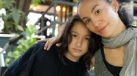Nadya Hutagalung bersama putri bungsunya Nyla yang kini dipanggil Alex (Sumber: Instagram/nadyahutagalung)