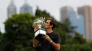 Petenis Swiss, Roger Federer mencium piala Challenge Norman Brookes di Government House, Melbourne, Australia (29/1). Federer mengalahkan petenis Kroasia Marin Cilic 6-2, 6-7(5), 6-3, 3-6, 6-1. (AP Photo/Ng Han Guan)