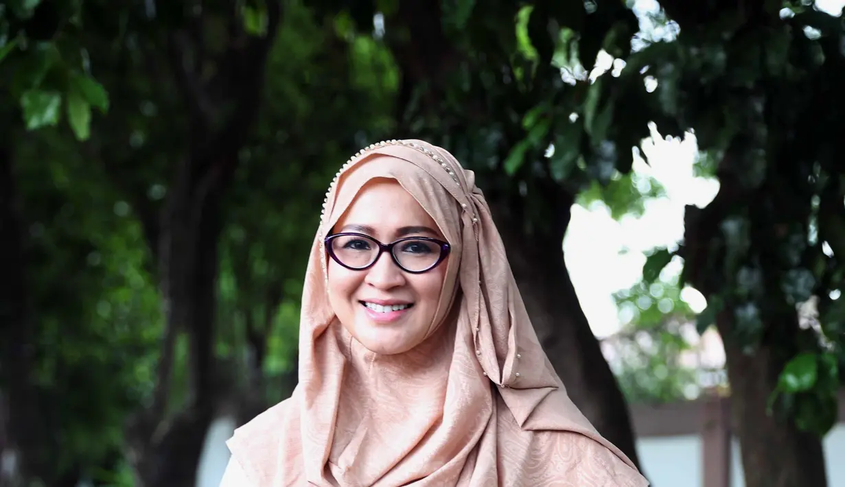 Okie mengaku setiap bulan melakukan kegiatan sosial bersama dengan teman-temannya. Kali ini, giliran  mengunjungi tempat pembuangan sampah. Sebagai bentuk memberikan semangat kepada mereka. (Nurwahyunan/Bintang.com)