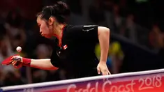 Justina Yeung dari Kanada mengembalikan bola pukulan Tin Tin Ho dari Inggris saat bertanding pada perempat final tim putri di Commonwealth Games 2018 di Gold Coast di Oxenford Studios (7/4). (AFP Photo/Adrian Dennis)