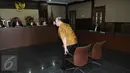 Kasubdit Kasasi Perdata MA Andri Tristianto Sutrisna saat akan menjalani sidang perdana di Pengadilan Tipikor, Jakarta, Kamis (23/6). Andri menjadi terdakwa untuk kasus makelar kasus di MA. (Liputan6.com/Helmi Afandi)