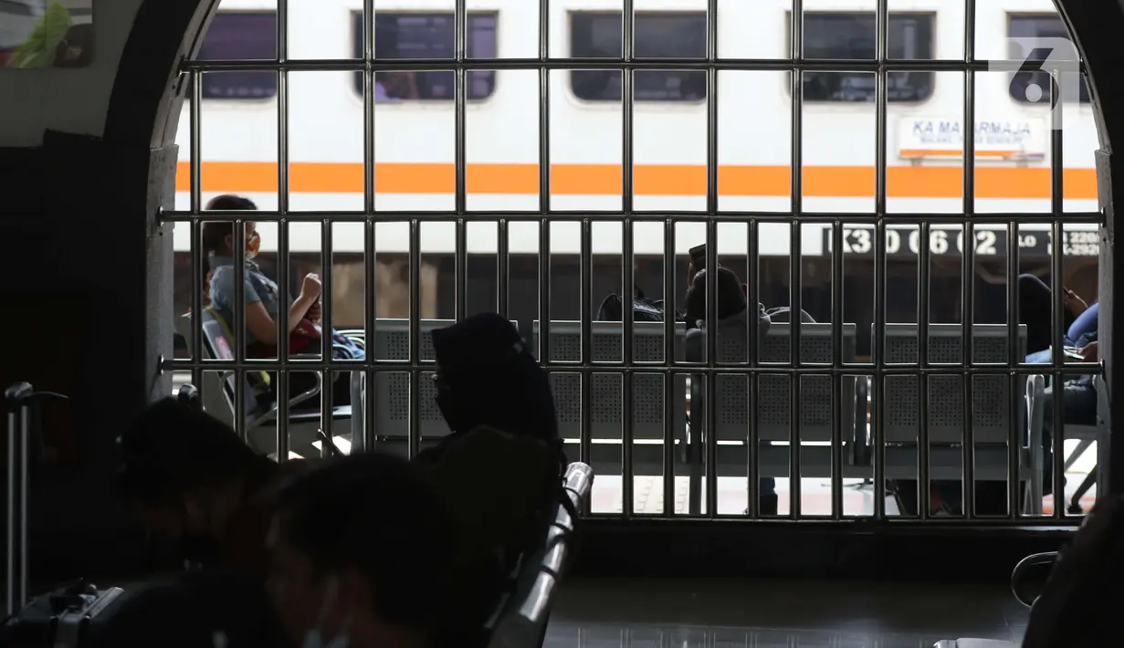 Calon penumpang kereta api jarak jauh menanti waktu keberangkatan di Stasiun Pasar Senen, Jakarta, Sabtu (1/5/2021). Calon penumpang KA Jarak Jauh memilih berangkat lebih awal sebelum jatuh tempo batas pelarangan mudik lebaran 2021 pada 6 hingga 17 Mei 2021, (Liputan6.com/Helmi Fithriansyah)