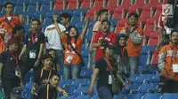 Sejumlah panitia pelaksana pertandingan bersorak menyambut kemenangan Persija atas Sriwijaya FC dilanjutan Liga 1 Indonesia di Stadion Wibawa Mukti, Cikarang Kab Bekasi, Jumat (16/6). Persija unggul 1-0. (Liputan6.com/Helmi Fithriansyah)