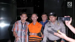 Bupati Pamekasan Achmad Syafii meninggalkan lokasi usai menjalani pemeriksaan di gedung KPK, Jakarta, Kamis (3/8). Sebelumnya KPK melakukan OTT yang melibatkan Pemkab dan Kejaksaan Negeri (Kejari) Pamekasan. (Liputan6.com/Yoppy Renato)