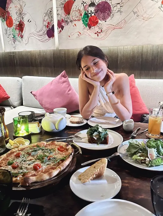 Potret cantik Maudy Ayunda saat sedang makan malam. Di sini, Maudy juga tampil tanpa riasan yang berlebihan, memperlihatkan pesonanya yang masih luar biasa walau tanpa riasan medok. Foto: Instagram.