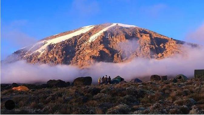 cerita akhir pekan: 6 puncak gunung tertinggi di dunia dan indonesia yang memukau