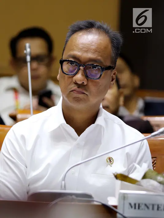 Menteri Sosial Agus Gumiwang Kartasasmita saat mengikuti rapat kerja bersama Komisi VIII DPR di Jakarta, Rabu (24/10). Rapat membahas penyesuaian RKA K/L Tahun 2019 suai hasil pembahasan dari Badan Anggaran DPR. (Liputan6.com/JohanTallo)