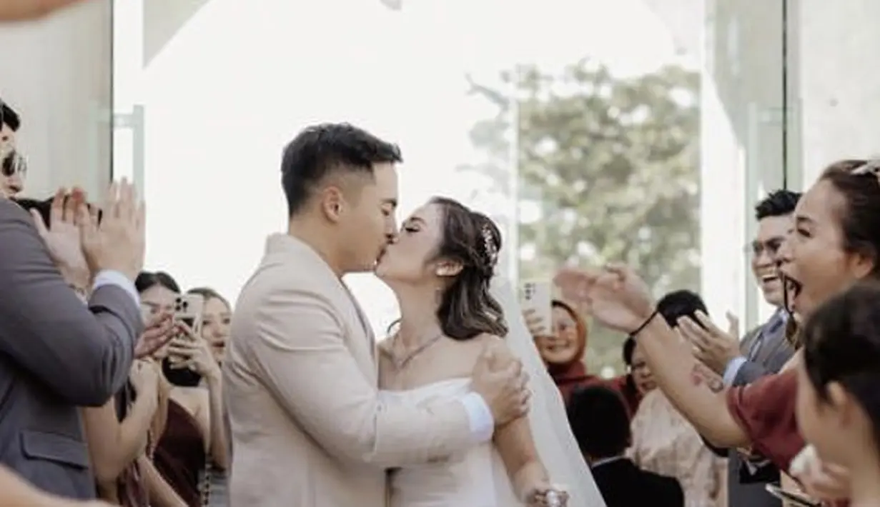 Sementara itu, Arif mengenakan setelan jas bernuansa earth tone dengan dengan inner kemeja putihnya [@gritteagathaa]