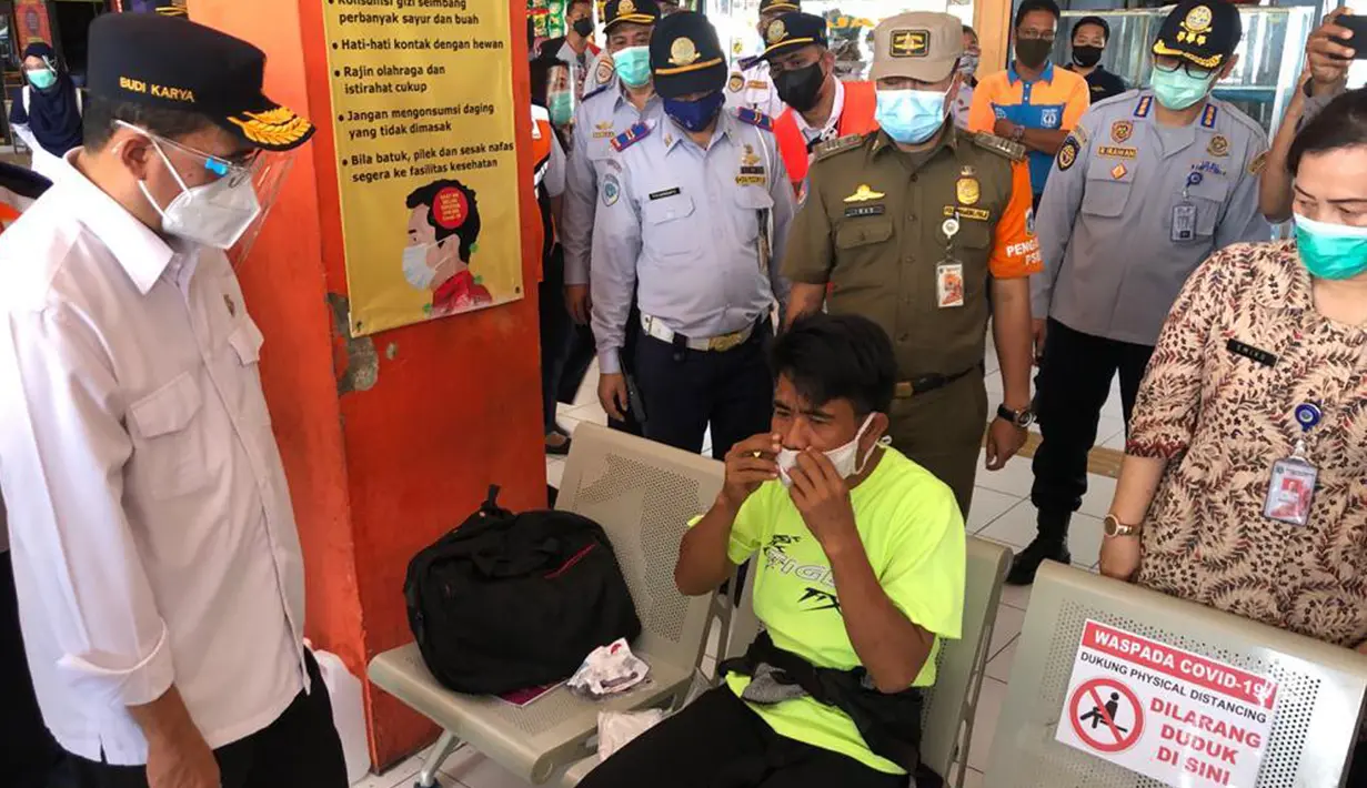 Menteri Perhubungan Budi Karya Sumadi (kiri) melihat penumpang memakai masker di Terminal Kampung Rambutan, Jakarta, Kamis (29/10/2020). Budi Karya melakukan edukasi kepada penumpang yang masih banyak menggunakan masker scuba untuk memakai masker medicated atau berlapis. (Dok: Kemenhub)