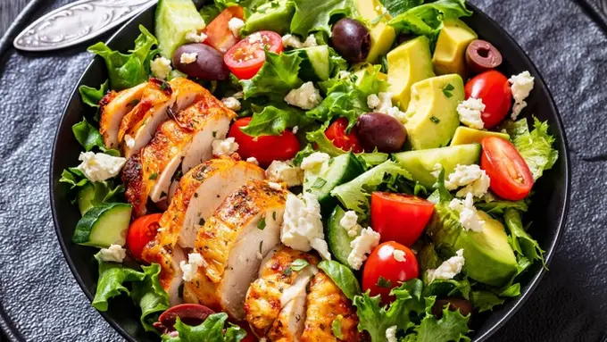 salad sayur ayam mediterania