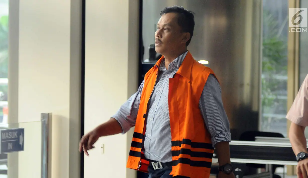 Mantan Ketua DPRD Kota Malang, M Arief Wicaksono (kiri) keluar dari Gedung KPK usai menjalani pemeriksaan, Jakarta, Kamis (2/11). Moch Arief Wicaksono merupakan tersangka dugaan suap APBD-P Pemkot Malang TA 2015. (Liputan6.com/Helmi Fithriansyah)