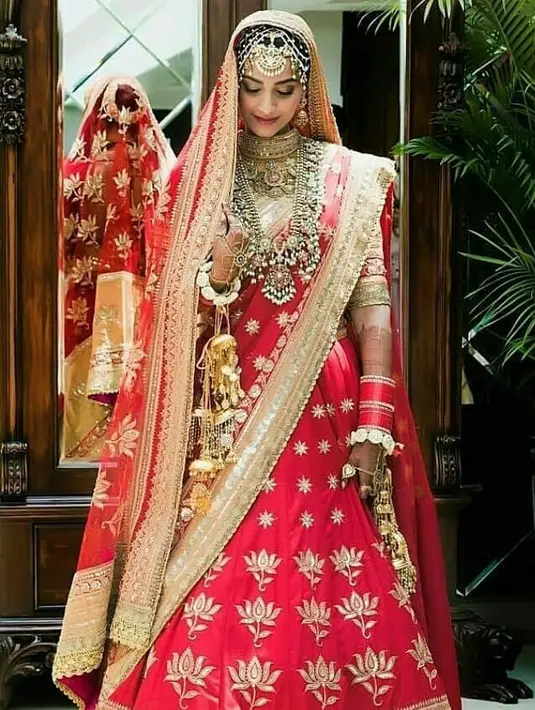 Tak hanya teman bisnis, pernikahan Sonam Kapoor dan Anand Ahuja juga dihadiri oleh sejumlah selebriti Bollywood. Sebut saja seperti Amitabh Bachchan bersama kedua anaknya. (Foto: instagram.com/sonamkapoor_.forever)