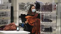 Staf bekerja di gerai pusat perbelanjaan Hudson Yards, New York City, Amerika Serikat, 9 September 2020. Pusat perbelanjaan di New York City diizinkan kembali buka dengan kapasitas 50 persen, setelah ditutup beberapa bulan sejak New York memberlakukan karantina wilayah. (Xinhua/Wang Ying)