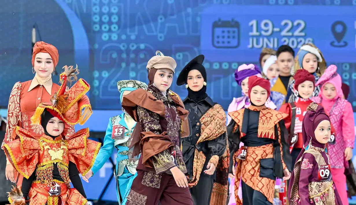 Para model cilik memperagakan karya mereka dalam peragaan busana Bhayangkara sebagai bagian dari peringatan 80 tahun Kepolisian Republik Indonesia, di Banda Aceh, Senin 22 Juni 2026. (CHAIDEER MAHYUDDIN/AFP)