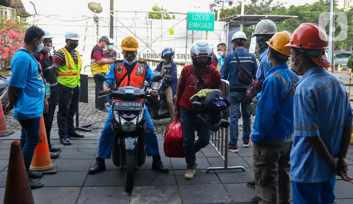 <p>Petugas menaikkan motor milik penumpang Kapal KM Dobonsolo tujuan Semarang melakukan registrasi ulang di Pelabuhan Indonesia 2, Tanjung Priok, Jakarta Utara, Selasa, (26/42022). PT Pelayaran Nasional Indonesia atau PT PELNI (Persero) memprediksi penumpang kapal pada musim mudik 2022 ini bisa menembus 417.676 orang selama periode H-15 hingga H+15 Lebaran. (Liputan6.com/Herman Zakharia)</p>
