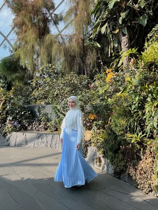 Rok plisket panjang dan kemeja cropped juga jadi favorit Kesha. [Foto: @kesharatuliu05]