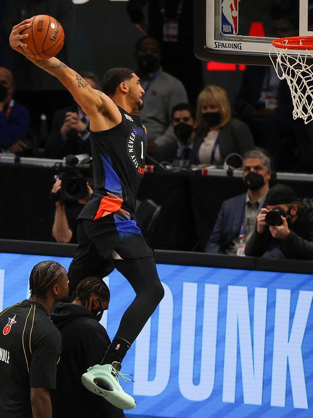 Pemain New York Knicks Obi Toppin melakukan slam dunk di NBA All-Star 2021 (AFP/TIMOTHY A. CLARY)