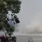 Pusaran angin muncul di lautan pasir Bromo saat musim panas dikenal sebagai dust devil atau setan debu (Foto : Tiktok @ladubromo)