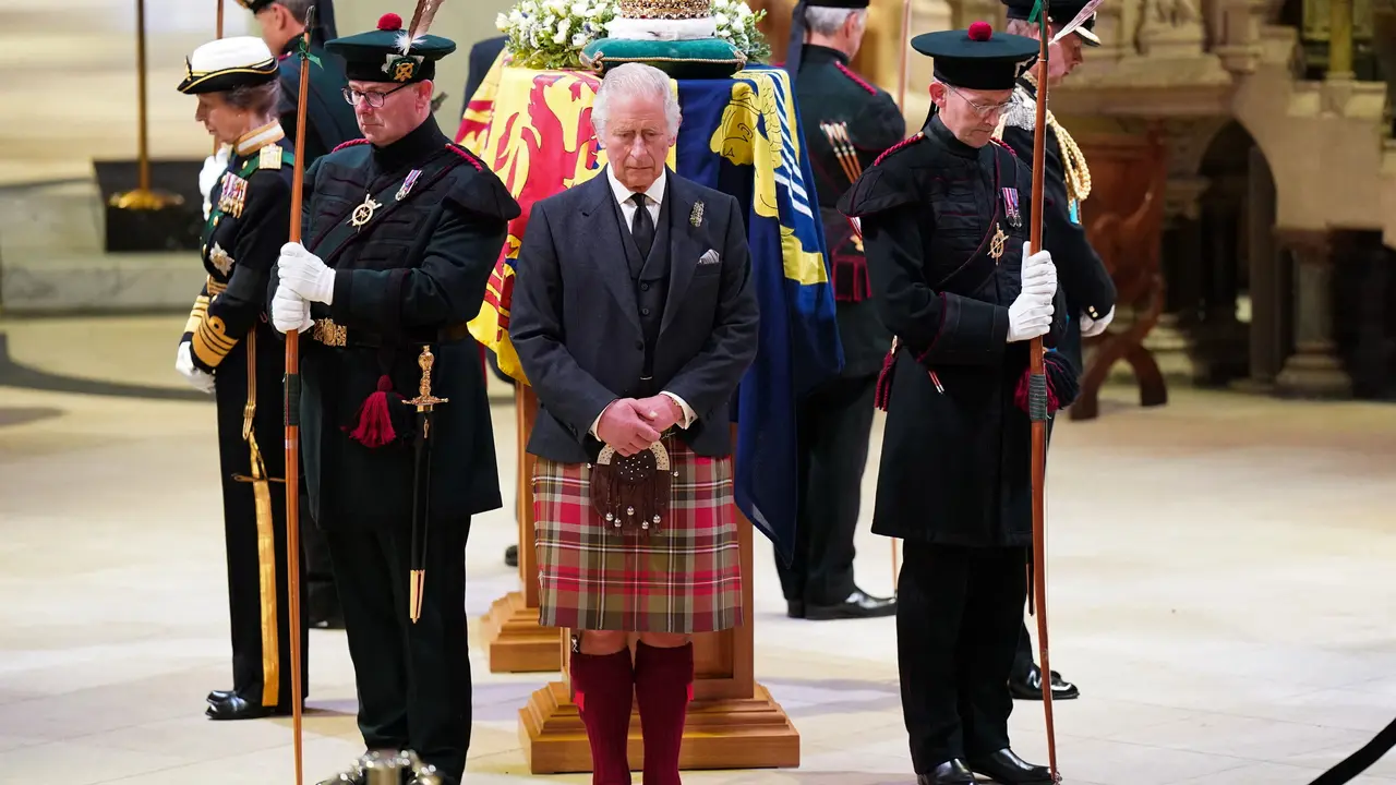 Makna Mahkota di Atas Peti Mati Ratu Elizabeth II Saat Dibaringkan di Skotlandia