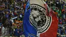 Suporter Arema FC mengibarkan bendera saat merayakan kemenangan atas PBFC di final Piala Presiden 2017 di Stadion Pakansari, Kab Bogor, Minggu (12/3). Arema FC juara Piala Presiden 2017. (Liputan6.com/Helmi Fithriansyah)