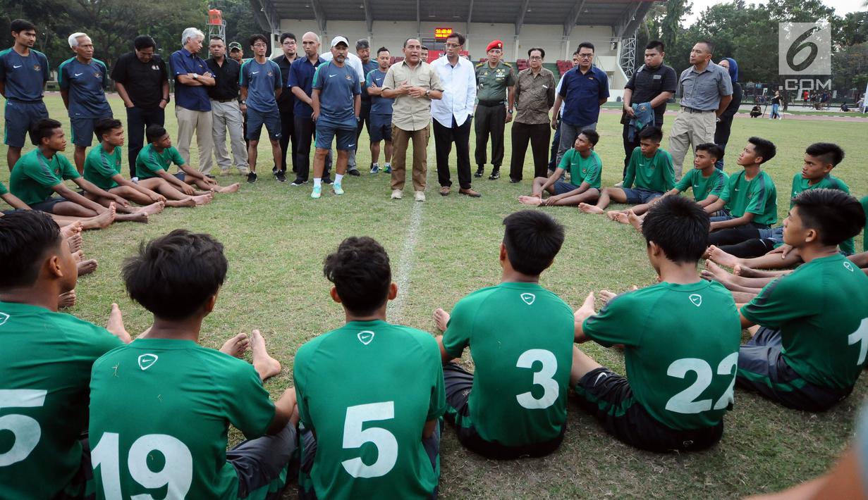 Ketua Umum PSSI, Edy Rahmayadi (tengah) memberi nasehat kepada Timnas Indonesia U-16 usai latihan terakhir di Lapangan Atang Sutresna, Jakarta, Kamis (6/7). Timnas U-16 akan berlaga di Piala AFF U-15 Thailand, 9-22 Juli. (Liputan6.com/Helmi Fithriansyah)