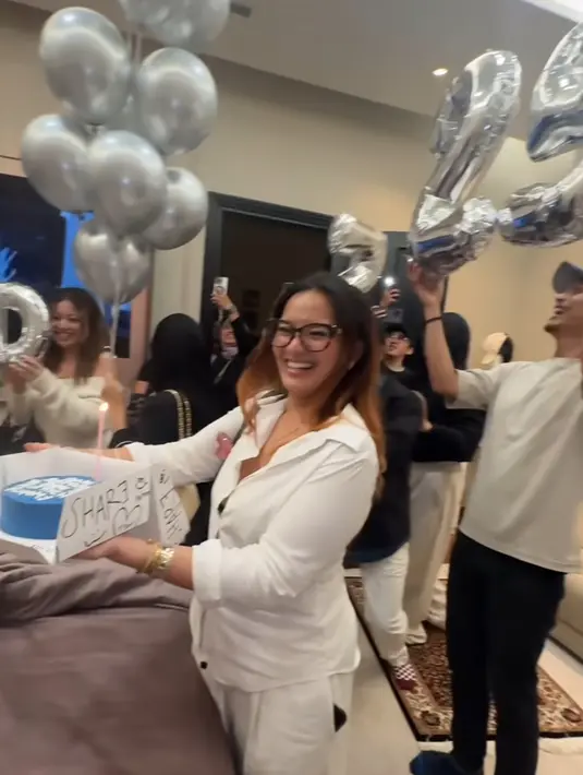 Aaliyah pun mendapat kue ulang tahun yang dibawa oleh sang kakak Zahwa Massaid. Serta berbagai properti ulang tahun berwarna silver. [@thariqhalilintar]