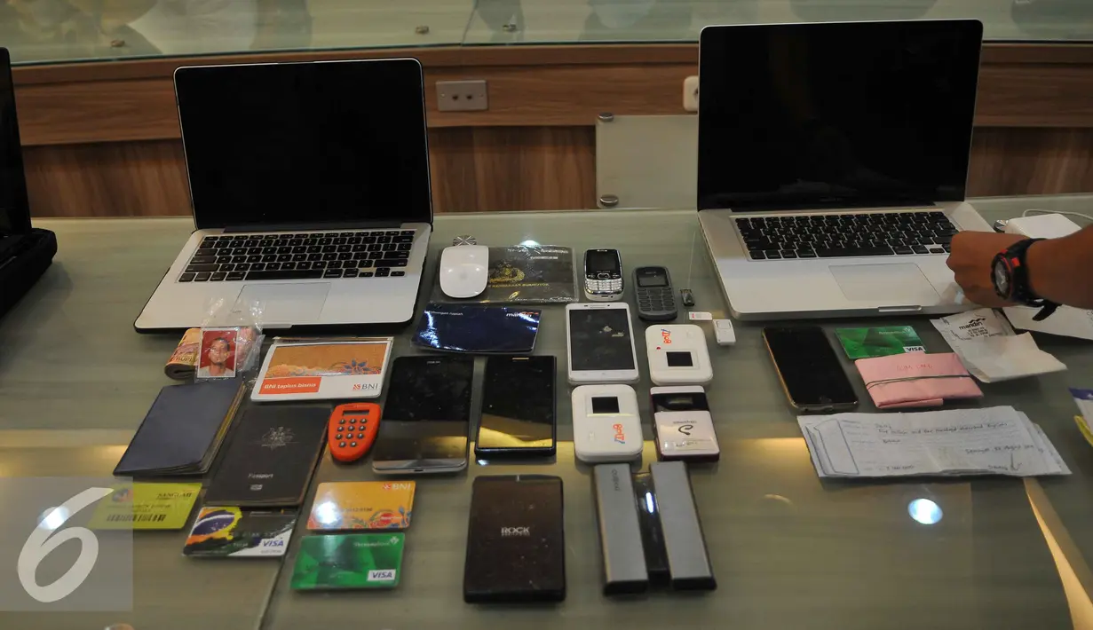 Barang bukti yang berhasil diamankan Reskrimum Polda Metro Jaya, Jakarta, Minggu (13/9/2015). Delapan WNA berhasil diringkus karena melakukan penipuan lewat facebook dengan modus stempel United Nations. (Liputan6.com/Gempur M Surya)