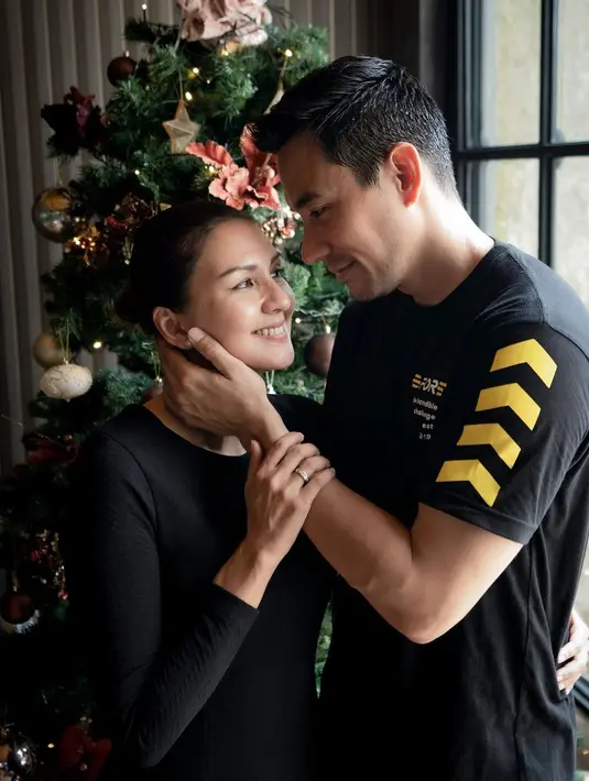 Donna Agnesia dan Darius Sinathrya sambut Natal 2022 penuh sukacita (Foto: Instagram dagnesia)