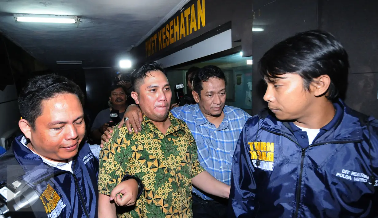 Anggota DPR Fanny Syafriansyah (tengah) saat digiring menuju Pusdokkes Polda Metro Jaya usai menjalani pemeriksaan, Jakarta, Senin (29/2/2016). Ivan Haz diperiksa sebagai tersangka kasus dugaan KDRT terhadap PRT. (Liputan6.com/Helmi Fithriansyah)