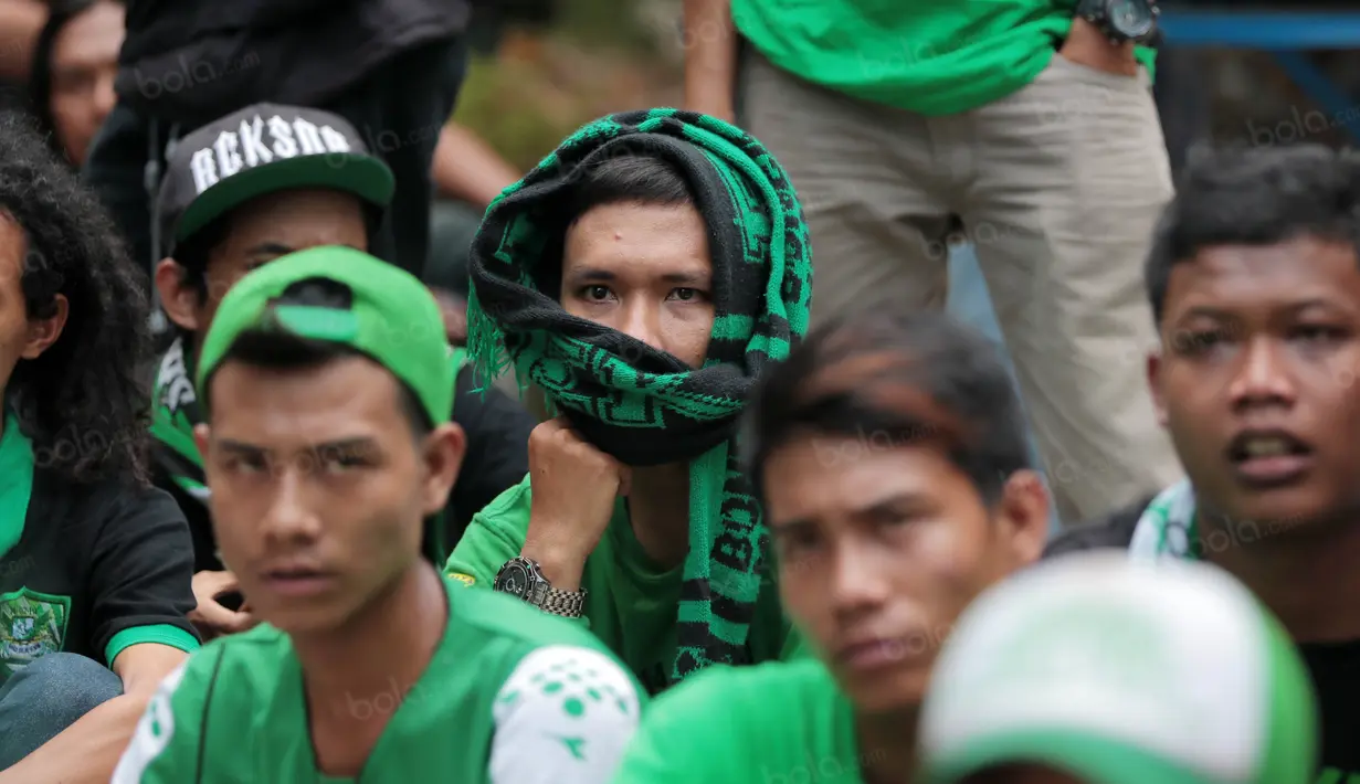 Bonek mania sedang mendengar arahan dari pemimpinnya Andie Peci dekat area hotel pelaksanaan Kongres PSSi di Ancol, Jakarta, (10/11/2016). (Bola.com/Nicklas Hanoatubun)