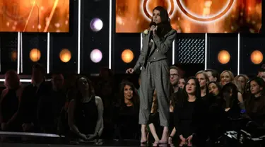 Aktris Anna Kendrick tampil dengan blazzer rancangan Balmain pada Grammy Awards 2018 di New York, Minggu (28/1). Dipadu padu padan dengan strapless lace dari La Perla membuat wanita itu tampak seperti pekerja kantoran. (AFP PHOTO/Timothy A. CLARY)