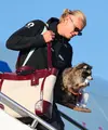 Erling Haaland turun dari pesawat setelah tim sepak bola nasionalnya mendarat di Bandara Oslo, Gardermoen, Norwegia, 13 Juli 2026. (Jan Langhaug/NTB Scanpix via AP)