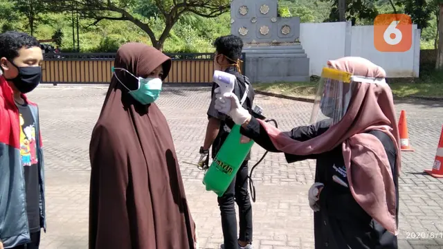 Setiap pengunjung masuk di tes suhu tubuh dan tunjukan aplikasi pedulilindungi (Hermawan Arifianto/Liputan6.com)
