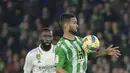 Gelandang Real Betis, Willian Jose mengontrol bola dari kawalan bek Real Madrid, Antonio Rudiger selama pertandingan La Liga Spanyol di stadion Benito Villamarin di Seville, Senin(6/3/2023). Real Madrid bermain imbang dengan Real Betis dengan skor 0-0. (AFP/CRISTINA QUICLER)