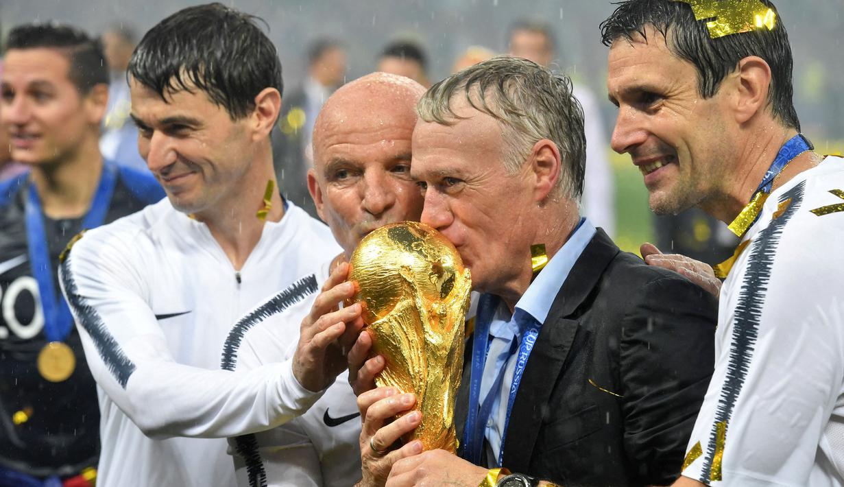 Pelatih Prancis, Didier Deschamps (kedua kanan) mencium trofi Piala Dunia 2018 setelah menjuarai laga final melawan Kroasia pada partai final di Luzhniki Stadium, Moscow, Rusia, 15 Juli 2018. (AFP/Kirill Kudryavtsev)