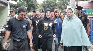 Calon Wakil Gubernur DKI nomor urut 1,  Sylviana Murni saat mengunjungi Jalan Famili, Jagakarsa, Jakarta Selatan, Kamis (5/1). Dalam kunjungannya tersebut, Sylviana berdialog dan mendengarkan keluhan warga. (Liputan6.com/Yoppy Renato)