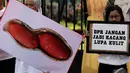 Aktivis Indonesia Corruption Watch (ICW) menyindir anggota DPR dengan gambar kacang. ICW berharap anggota DPR tidak menjadi kacang yang lupa kulitnya, Jakarta, Selasa (9/12/2014). (Liputan6.com/Faizal Fanani)