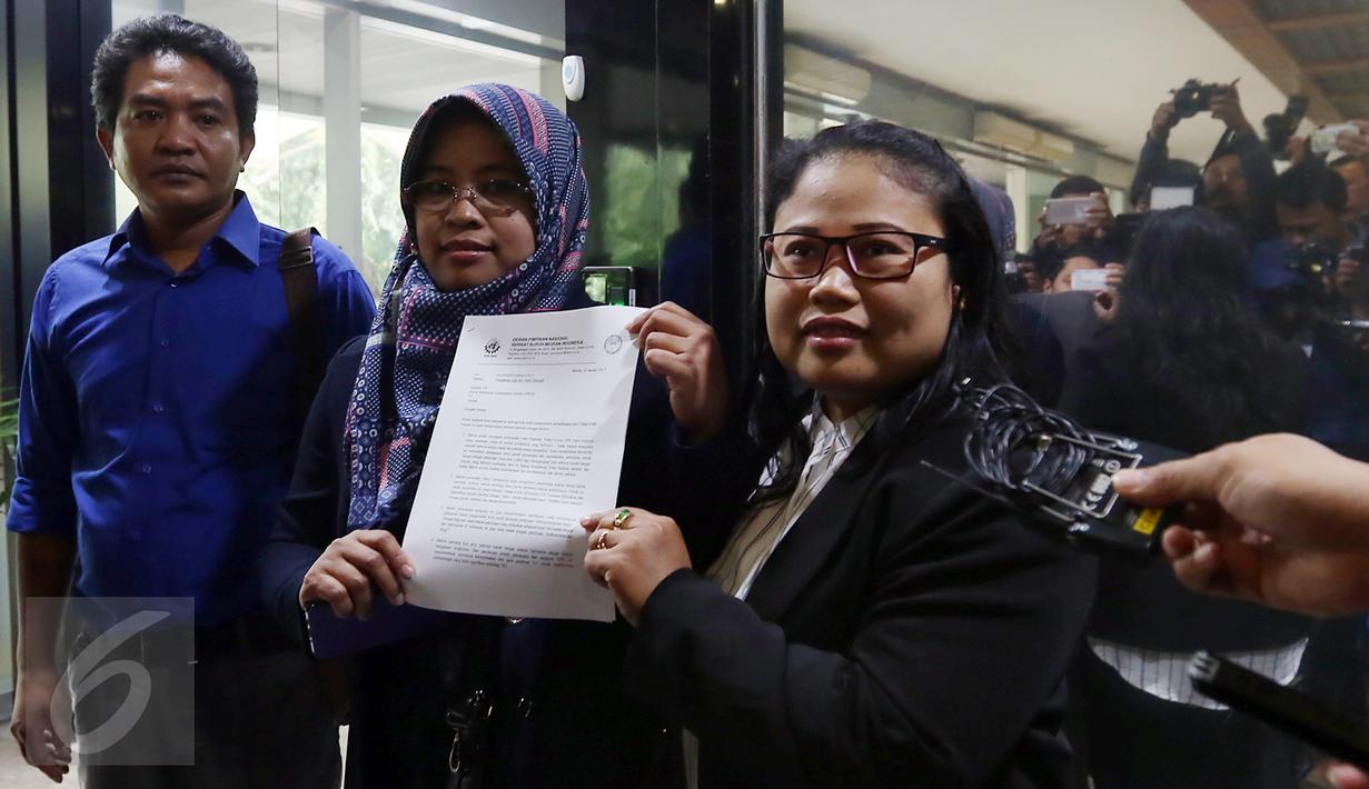 Perwakilan Lingkaran Aku Cinta Indonesia (LACI) seusai melaporkan Fahri Hamzah ke Mahkamah Kehormatan Dewan (MKD) DPR, Jakarta, Senin (30/1). Fahri dilaporkan lantaran menyebut TKI sebagai babu dalam akun Twitternya. (Liputan6.com/Johan Tallo)