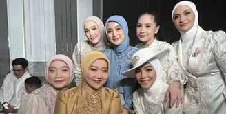 Putri Zulhas sendiri tampil serba putih dengan blazer dan inner motif 3D bunga mawar dipadukan celana panjang dan kerudung putihnya. [@byayudyahandari]