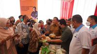Menteri BUMN Erick Thohir meninjau pasar murah di Provinsi Lampung bersama PTPN Group.