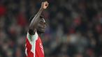 Pemain Arsenal, Bukayo Saka merayakan kemenangan timnya atas Newcastle United pada laga lanjutan Liga Inggris 2023/2024 di Emirates Stadium, London, Inggris, Minggu (25/02/2024) dini hari WIB. (AFP/Justin Tallis)