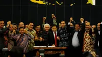 Seluruh pimpinan DPR dan perwakilan dari KIH-KMP usai menandatangi kesepakatan damai di Gedung DPR RI, Jakarta, Senin (17/11/2014). (Liputan6.com/Andrian M Tunay)