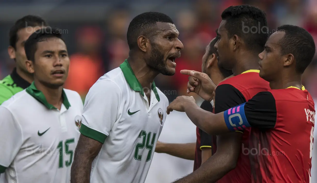 Striker Timnas Indonesia, Marinus Wanewar, beradu argumen dengan pemain Timor Leste pada laga SEA Games di Stadion MPS, Selangor, Minggu (20/8/2017). Indonesia menang 1-0 atas Timor Leste. (Bola.com/Vitalis Yogi Trisna)