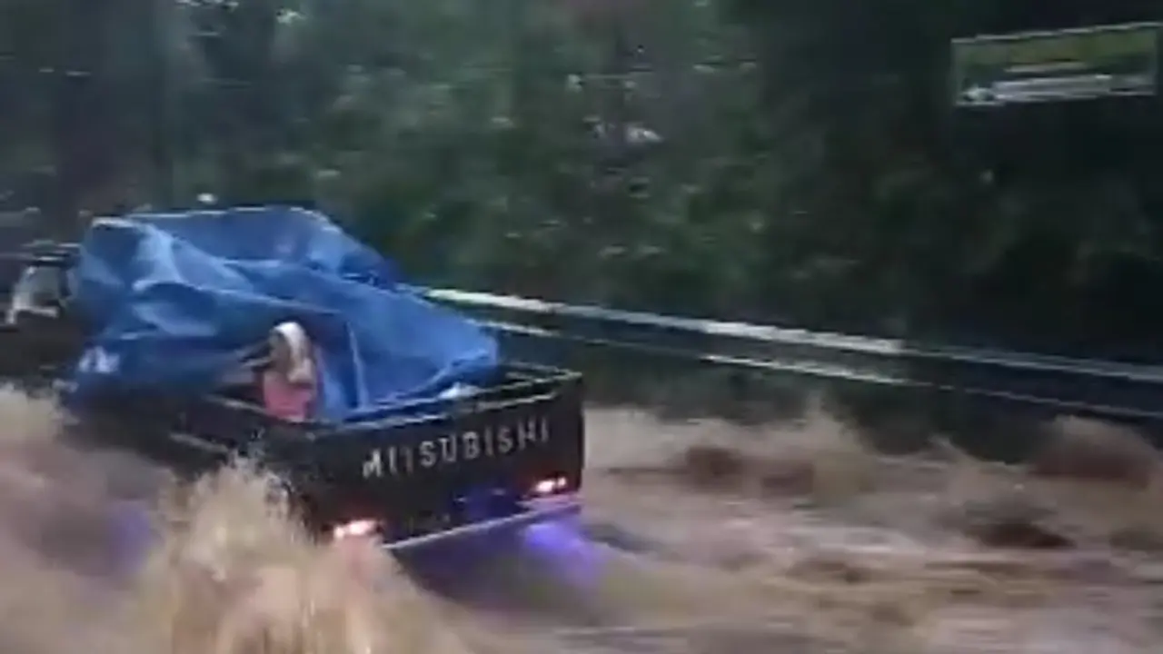Sejumlah ruas jalan di Banyuwangi terendam banjir akibat diguyur hujan lebat. (Istimewa)