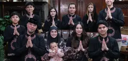 Alyssa Daguise dan Tissa Biani saat lebaran di rumah Ahmad Dhani kompak pakai baju hitam. [@elelrumi]