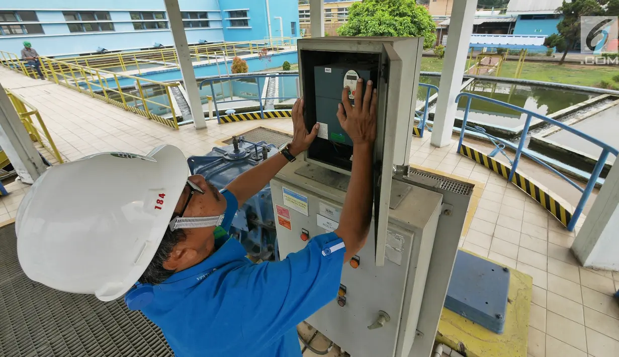 Petugas memeriksa proses penyaringan air milik PT Palyja di Instalasi Pengolahan Air (IPA), Jakarta, Rabu (29/8). Palyja menyatakan pasokan air bersih untuk warga Jakarta masih dalam posisi aman. (Liputan6.com/Herman Zakharia)