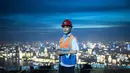 Seorang pekerja konstruksi bekerja di ketinggian sekitar 500 meter di lokasi pembangunan sebuah bangunan bertingkat tinggi di Wuhan, Provinsi Hubei, China tengah (11/8/2020). Para pekerja konstruksi harus menghadapi ketinggian dan panasnya udara musim panas. (Xinhua/Xiao Yijiu)