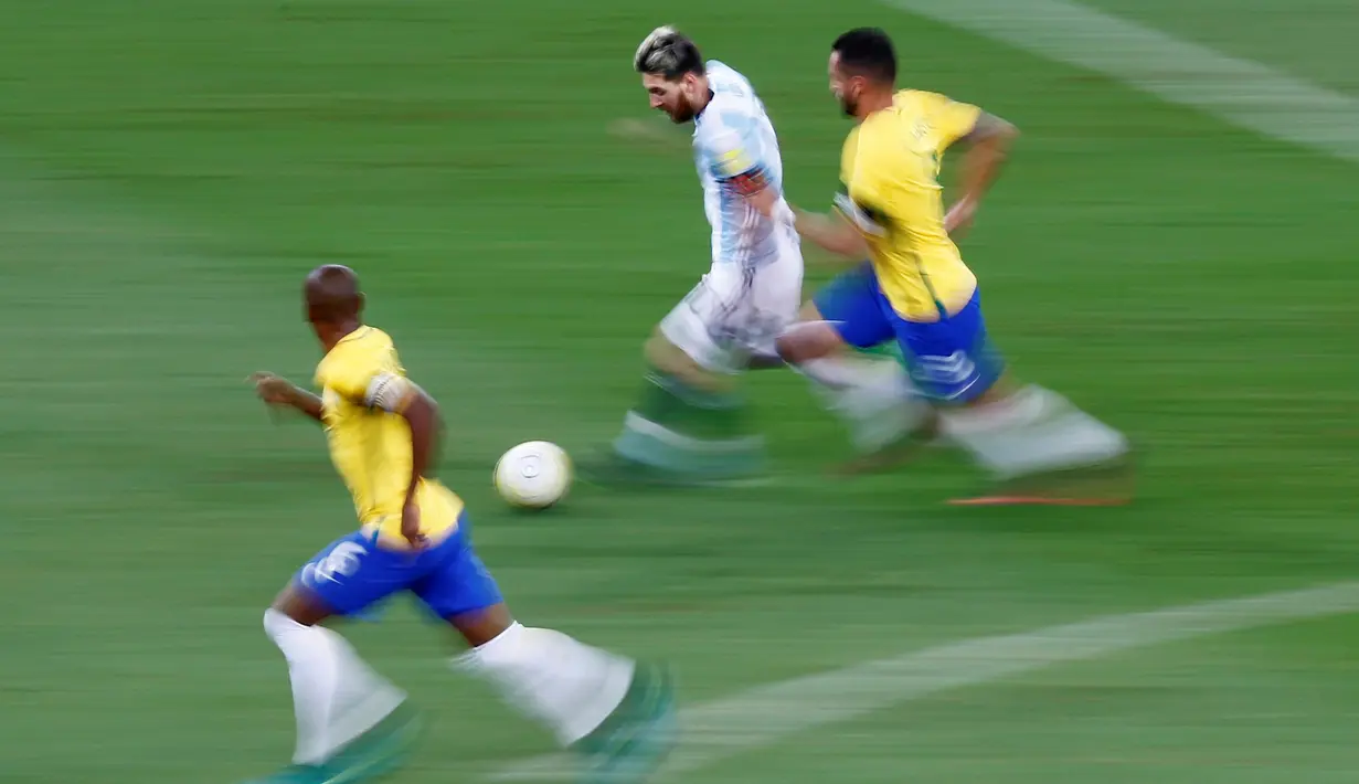 Penyerang Argentina, Lionel Messi mencoba melewati pemain Brasil, Renato Augusto dan Fernandinho saat pertandingan Kualifikasi Piala Dunia 2018, Brasil menjamu Argentina di stadion Mineirao, Belo Horizonte, Brasil (10/11). (Reuters/Ricardo Moraes)