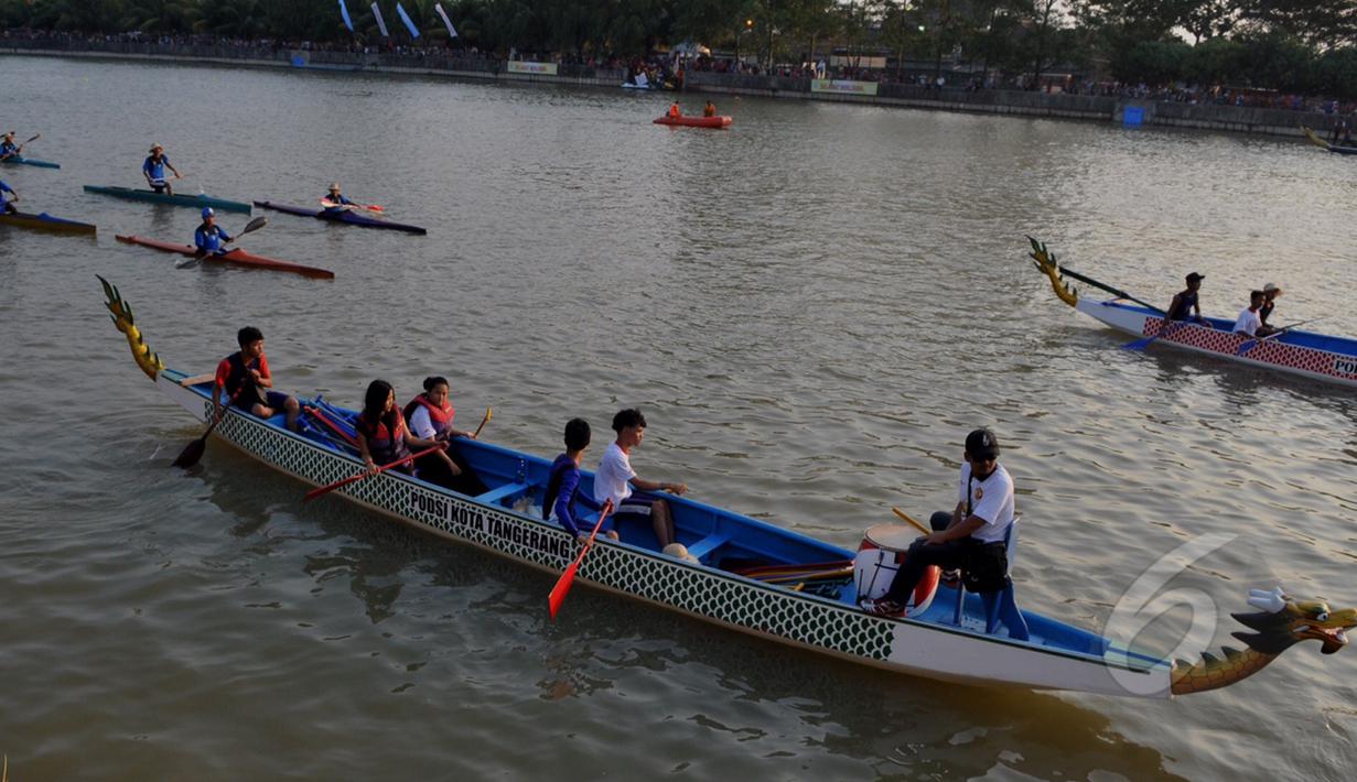 Sejumlah peserta mendayung kano melintasi Sungai Cisadane dalam rangka Festival Cisadane 2015, Banten, Sabtu (23/5/2015). Sebanyak 100 perahu nusantara menampilkan berbagai pernak-pernik budaya khas nusantara (Liputan6.com/Andrian M Tunay)